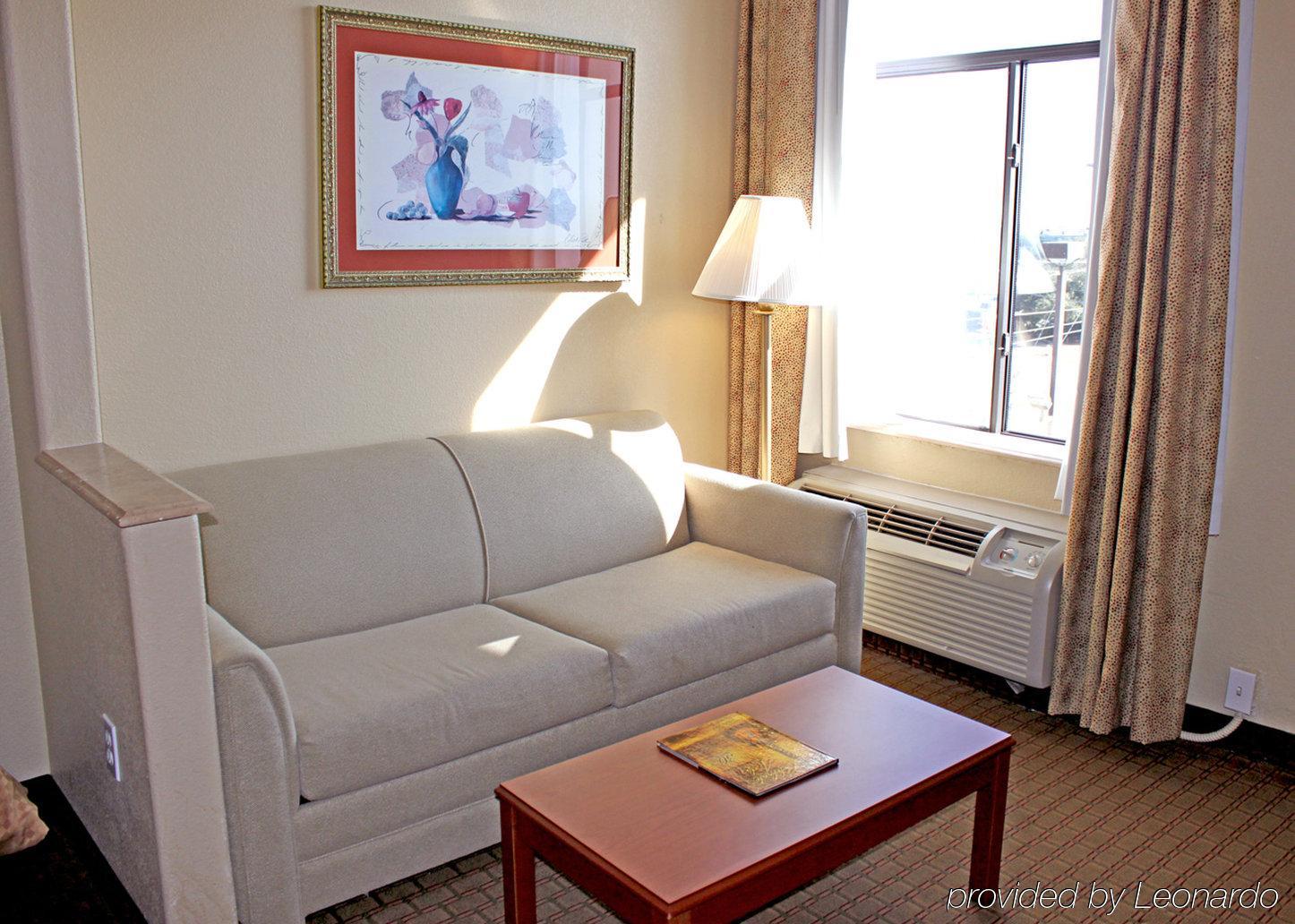 Quality Suites Austin Room photo